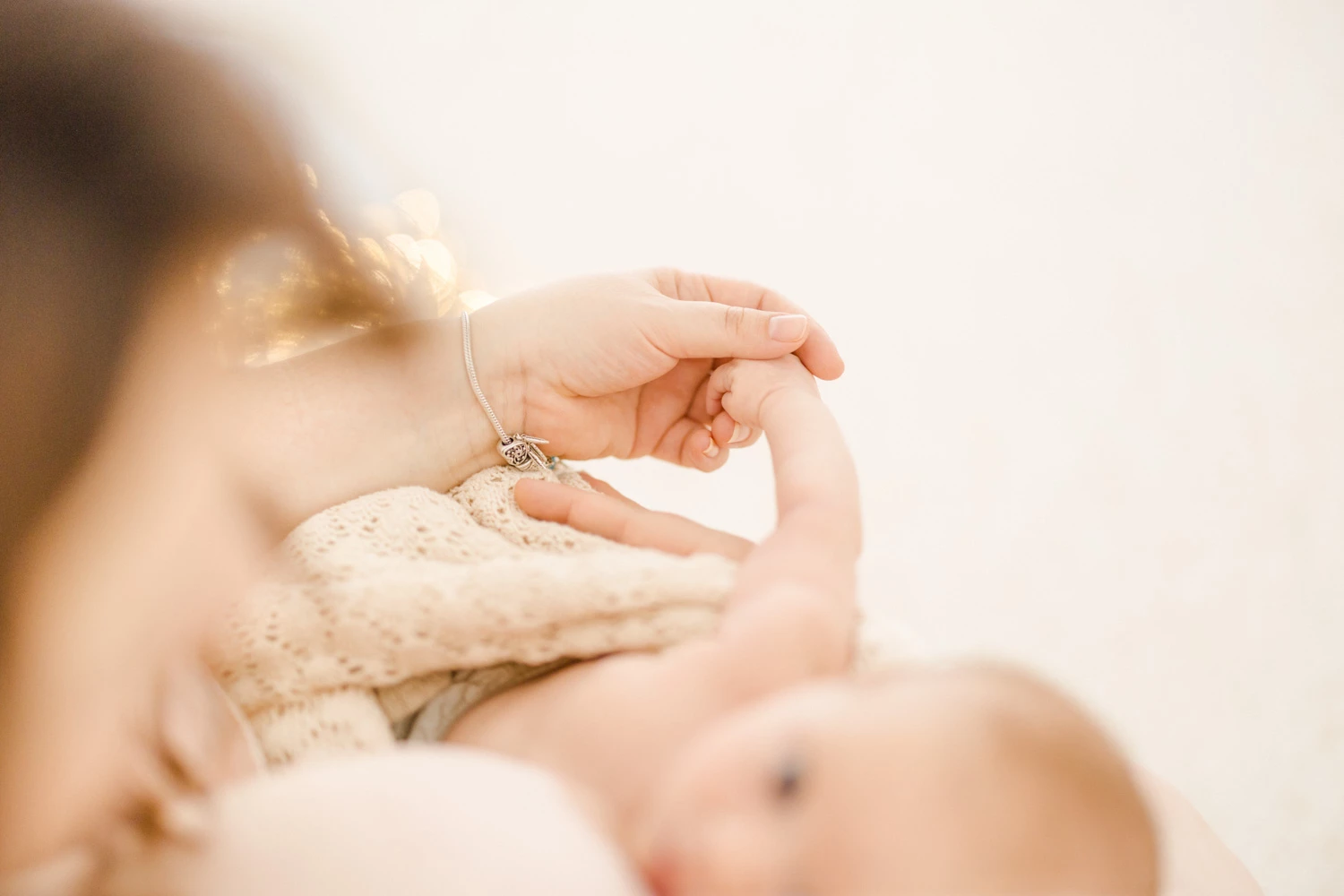 main enfant geste amour beige